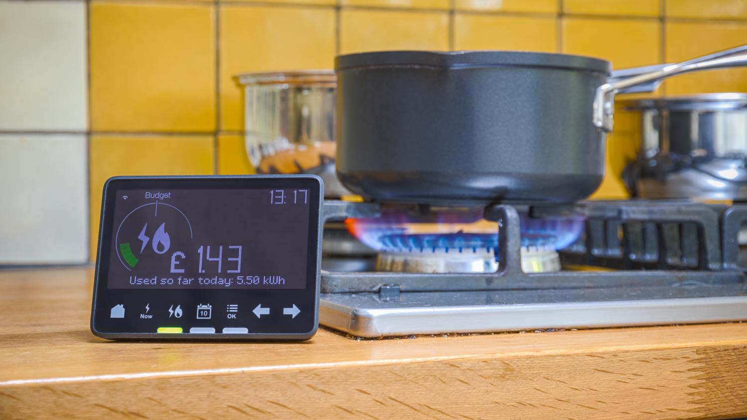 Energy meter in front of a pan on a burning hob